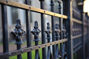 Kézzel formált kovácsoltvas kerítés gyártása, mesteri munkával készül a műhelyben. Az alkotó folyamatban a művészet és a funkcionalitás találkozik.