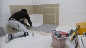 A hideg és meleg burkolás mesterei olyan varázslók, akik a tér érzetét és hangulatát képesek megváltoztatni egyetlen mozdulattal. A hidegburkolás tiszta és modern vonalakat hoz létre, míg a melegburkolás a hangulat és a kényelem oázisát teremti meg.