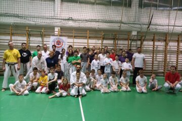 Karate XVII. kerület (17.) harcművészet mesterével keresel kiváló karate oktatást, csatlakozz hozzánk! Tapasztalt edzőink segítenek fejleszteni harcművészeti képességeidet, legyen szó kezdő vagy haladó szintről