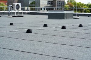 A tetőszigetelés kulcsfontosságú a lakás hőmérsékletének megőrzésében és az energiatakarékosság elősegítésében. Hatékony szigeteléssel nemcsak a fűtési és hűtési lakásköltségeket csökkentheti, hanem a kényelmét is jelentősen javíthatja.