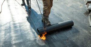 A tetőszigetelés szerepet játszik az otthon hőmérsékletének fenntartásában és az energiafogyasztás csökkentésében. A megfelelő szigetelés alatt mérsékelheti fűtési és hűtési kiadásait, kellemesebb környezetet biztosít otthonában.