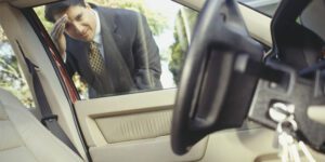 Autó zár nyitás szakember segítségével – sérülésmentes autónyitás bezárt kulcs esetén.