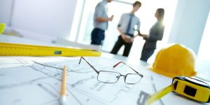 Építőipari cégek – építkezésen dolgozó szakemberek és modern gépek egy budapesti kivitelezésen