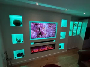 Modern irodai médiafal gipszkartonból elegáns dizájnnal